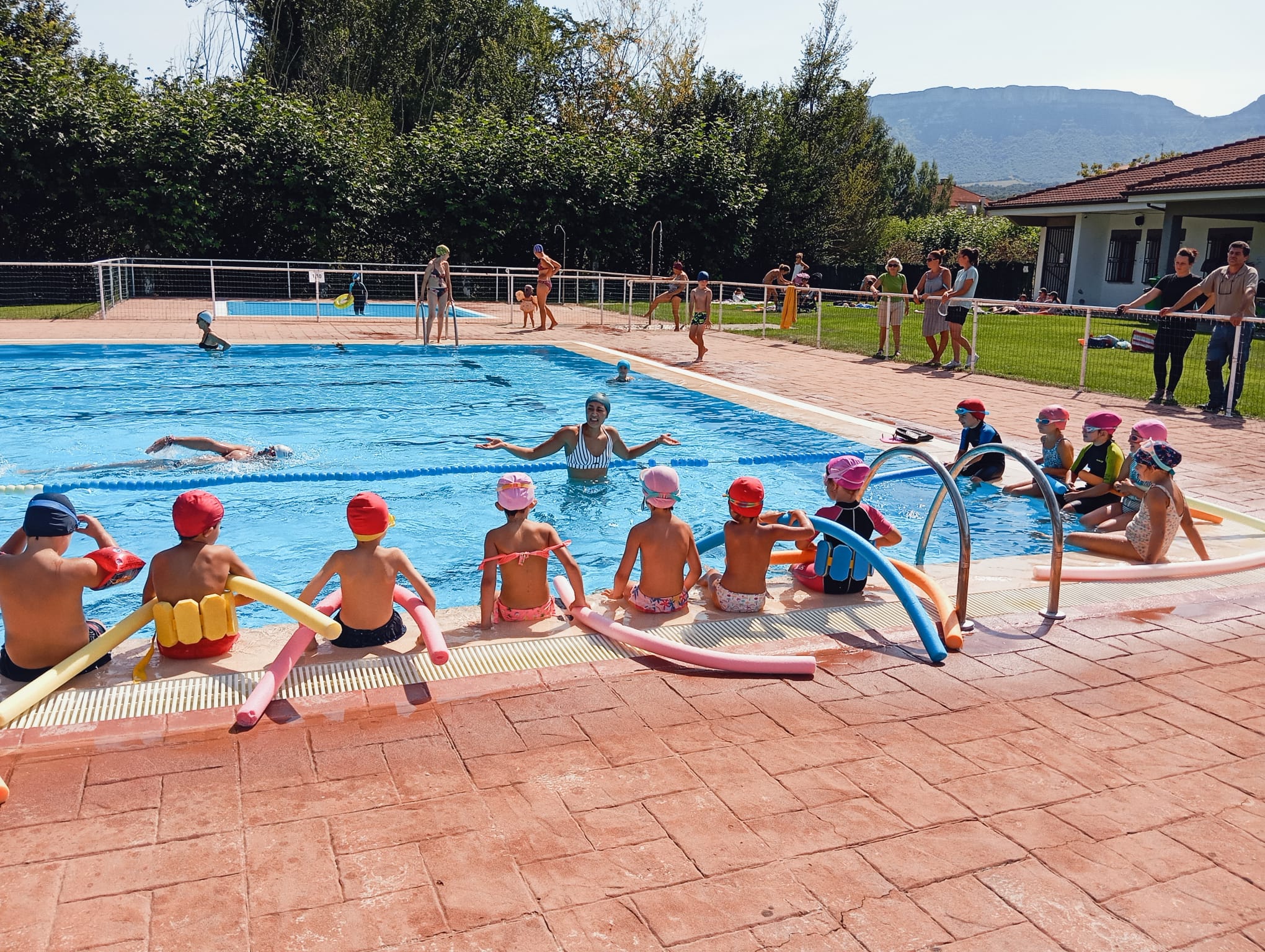 LAS PISCINAS REÚNEN UN AÑO MÁS A LOS PEQUES Y NO TAN PQUES QUE QUERÍA APRENDER A NADAR
